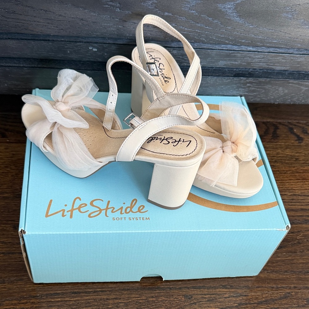 Life Stride Women's Cream Bow Heels